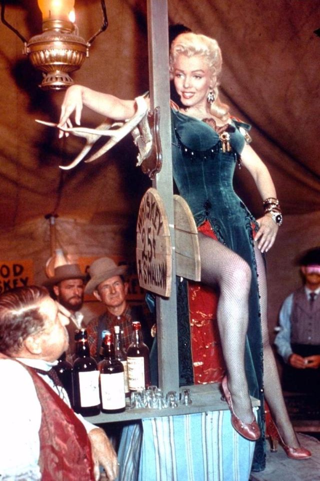 53 Behind-the-Scenes Photos of Marilyn Monroe While Filming ‘River of No Return’ in 1954 – C1