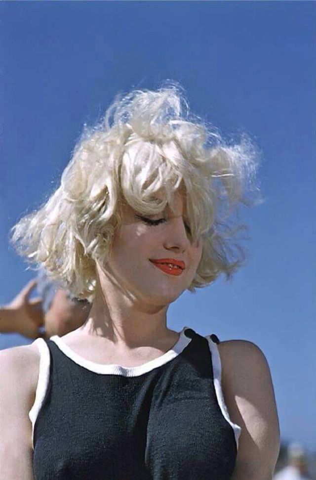30 Candid Photographs of Marilyn Monroe in Black Swimsuit From the 1959 Movie “Some Like It Hot” Beach Scene – C1